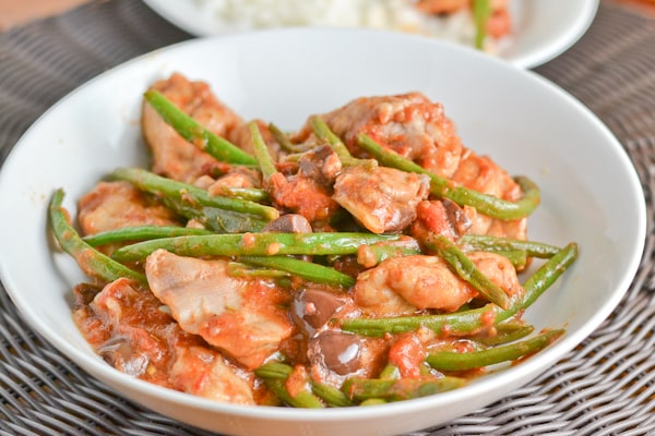 Braised Italian Chicken with Green Beans, Tomatoes & Olives