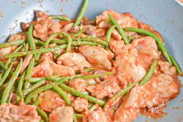 Braised Italian Chicken with Green Beans, Tomatoes & Olives