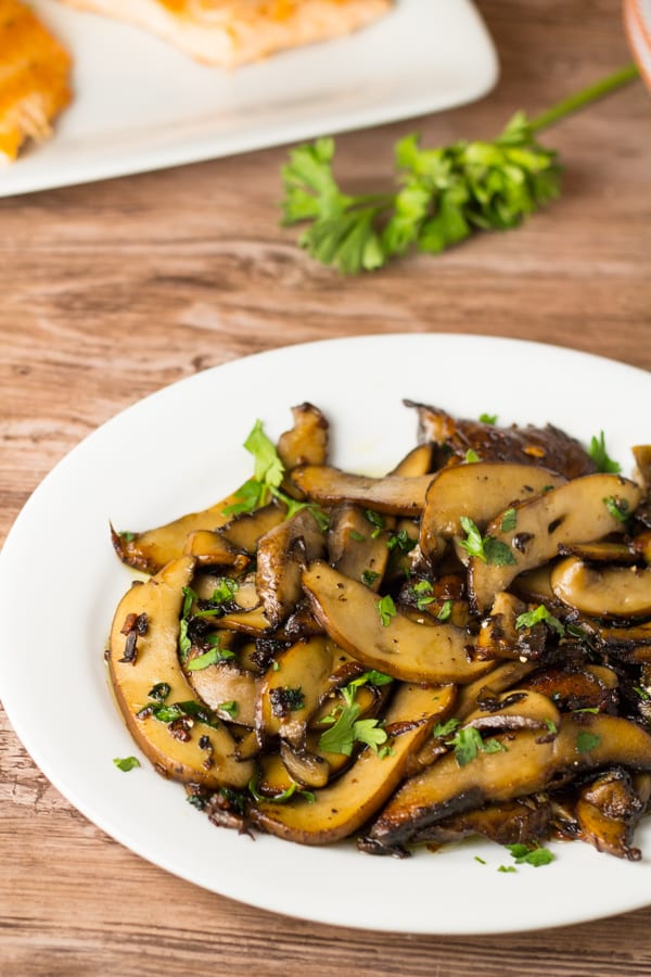 Salteado de champiñones Portobello con salsa de mantequilla