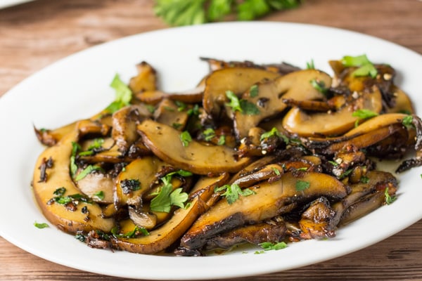 Gebratener Portobello-Pilz mit Buttersauce